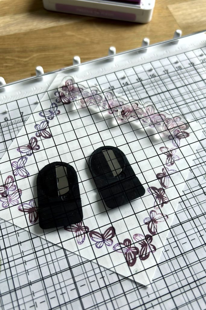 Positionnement du tampon transparent papillons sur le positionneur d'images Stampin'Up! pour compléter la bordure