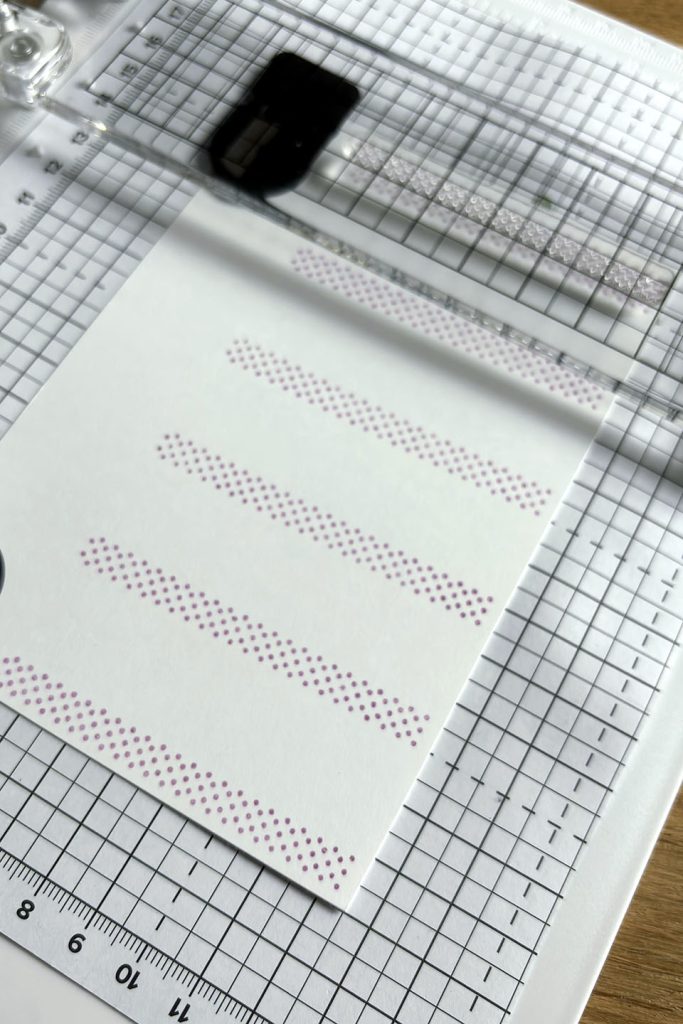 Première bande de motifs pointillés tamponnée avec le positionneur d'images Stampin'Up!