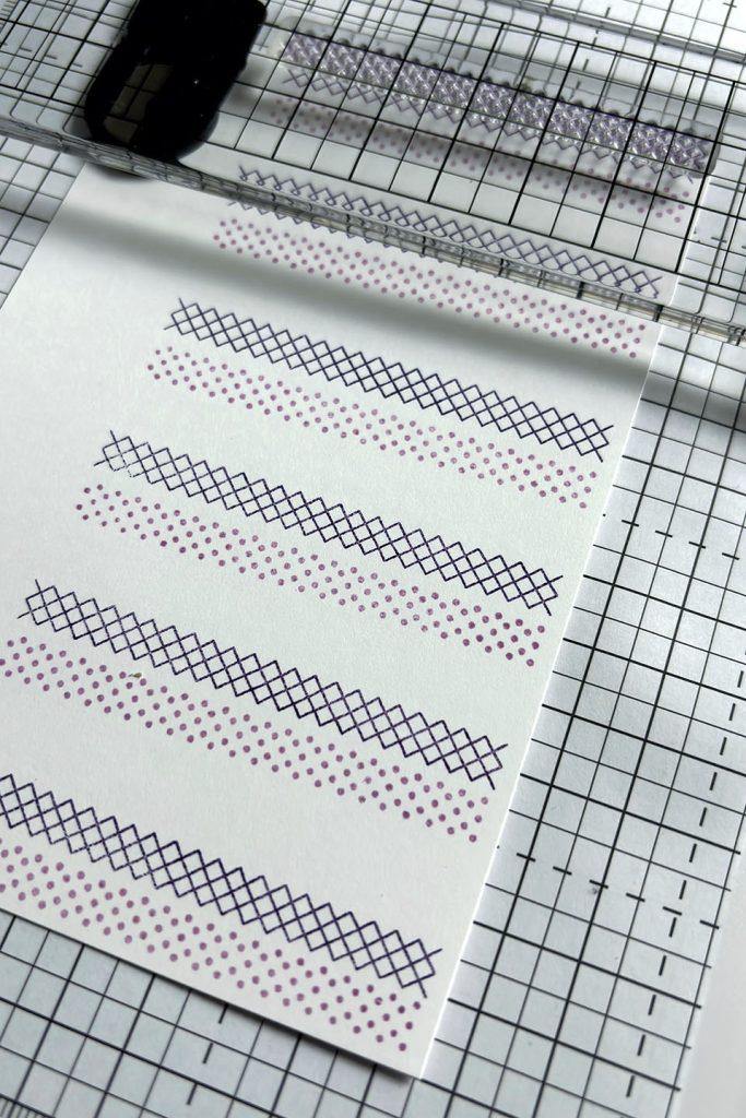 Répétition de plusieurs bandes de motifs en losanges et pointillés avec le positionneur d'images Stampin'Up!