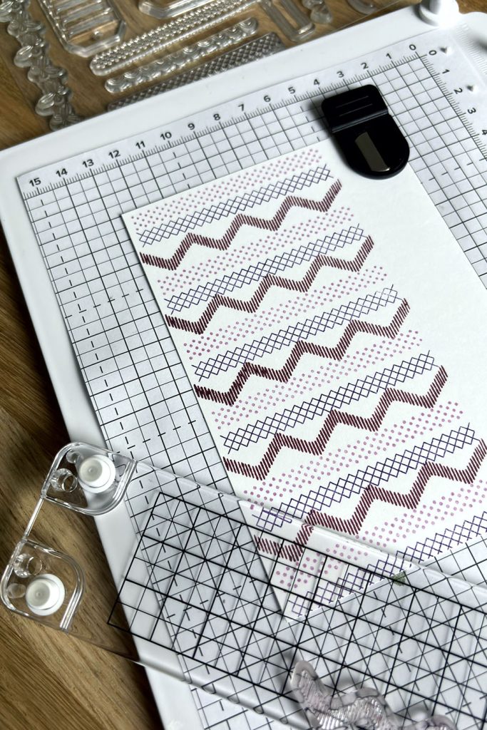 Page complète de bandes de motifs en chevrons et pointillés grâce au positionneur d'images Stampin'Up!