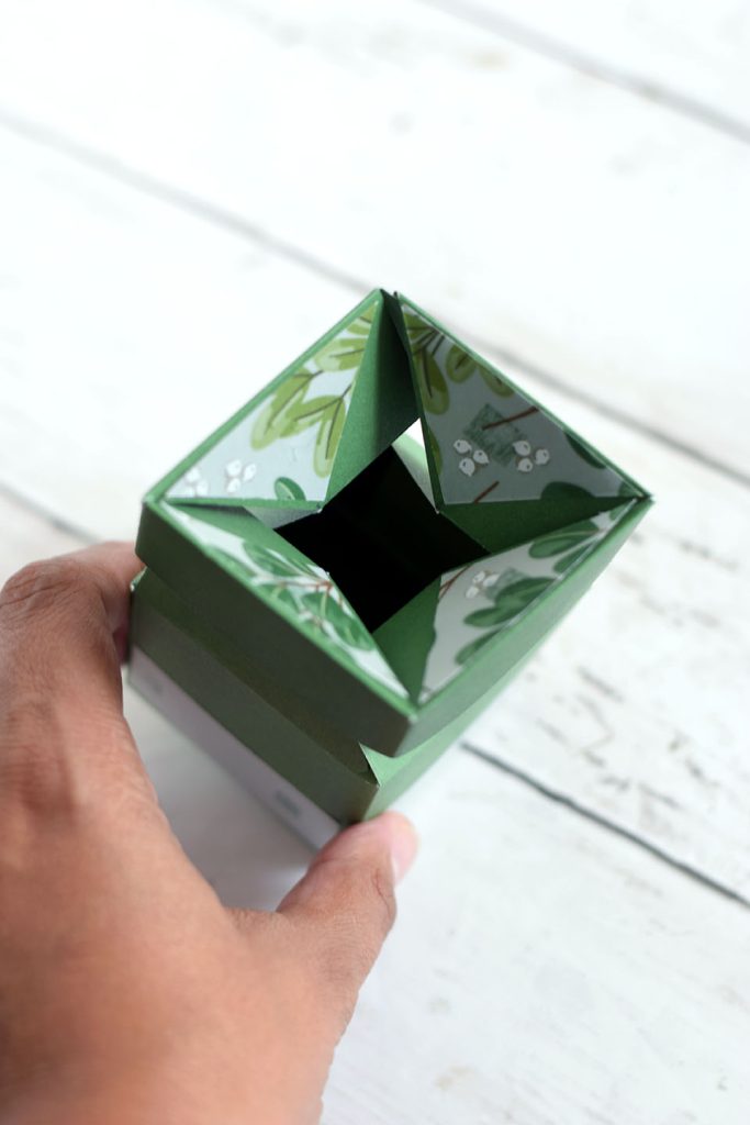 Boîte au couvercle impossible décorée en papier