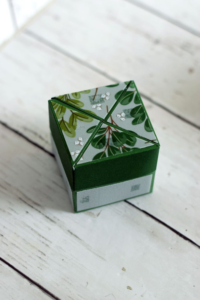 Boîte au couvercle impossible en papier décorée pour les fêtes