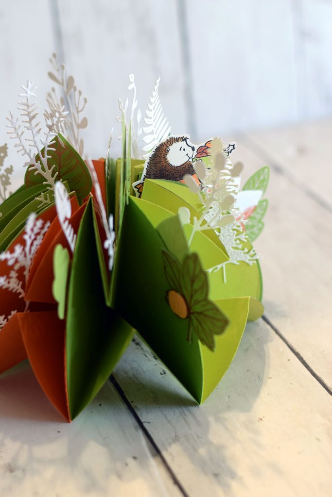 Décoration d'automne avec des feuilles et des citrouilles