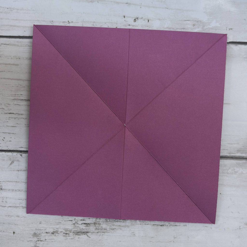 Pliage carré papier violet deux diagonales marquées