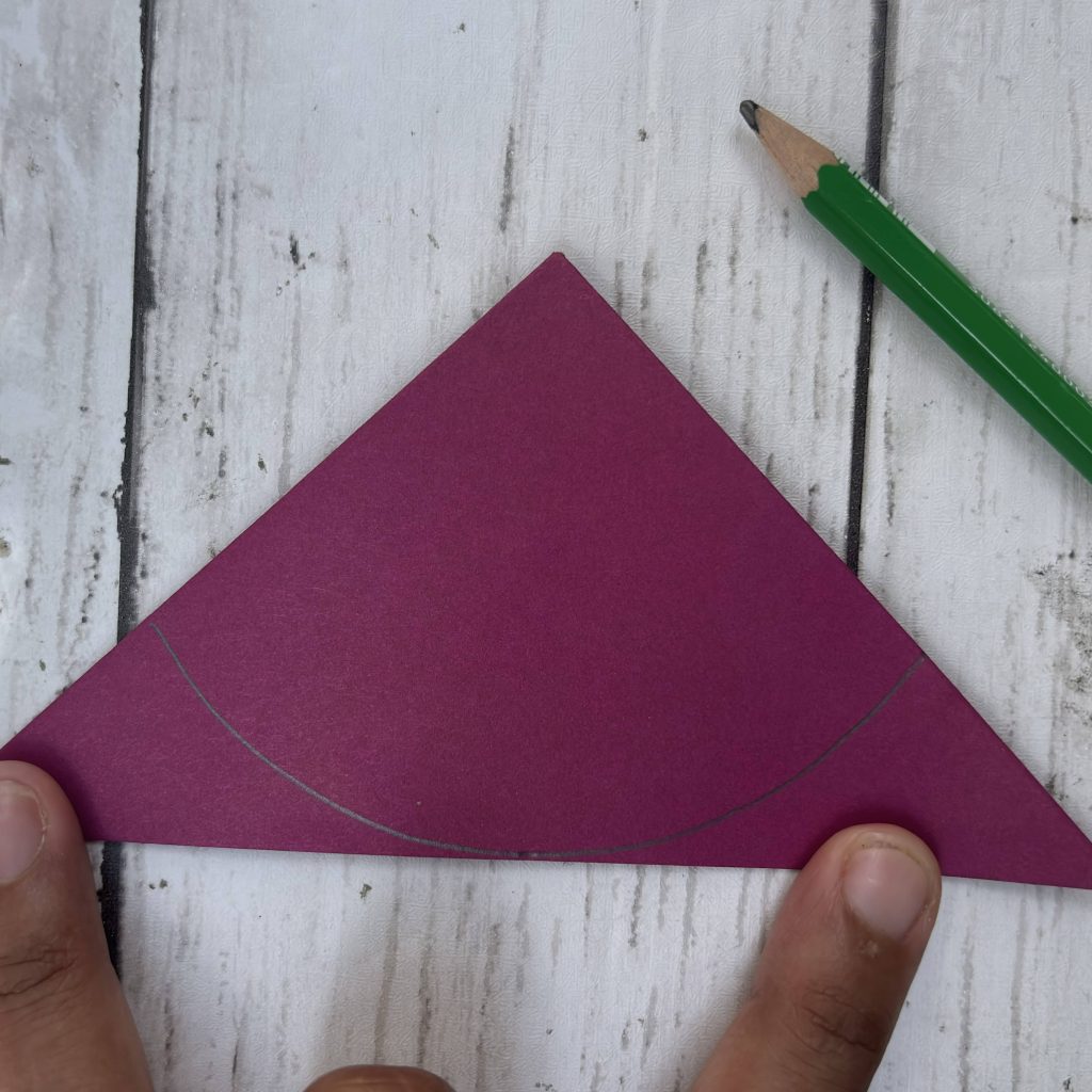 Découpe arrondie triangle violet au compas