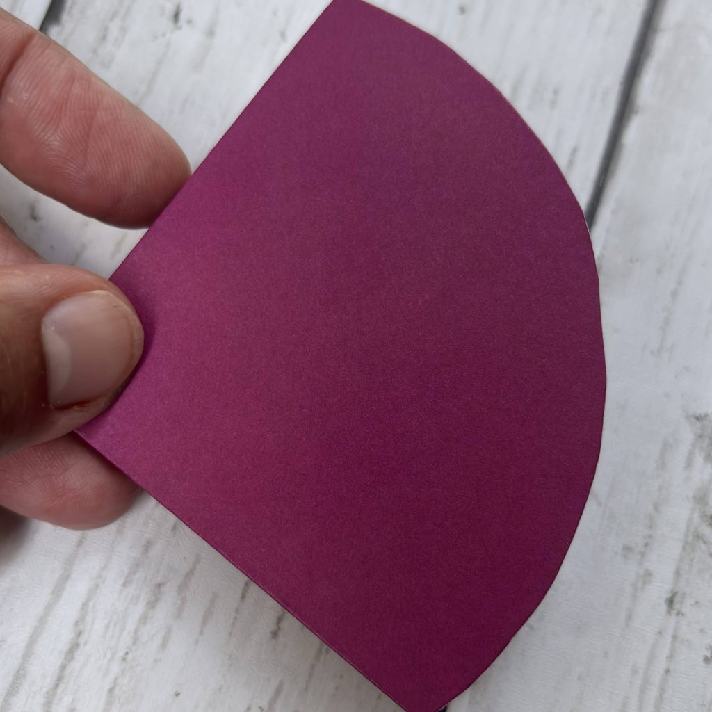 Triangle violet découpé en forme d'éventail