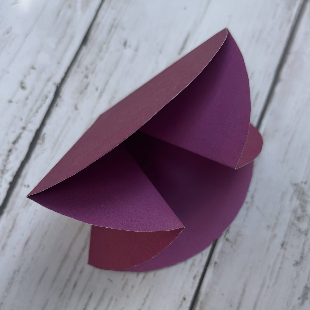 Triangle plié en éventail replié sur lui-même