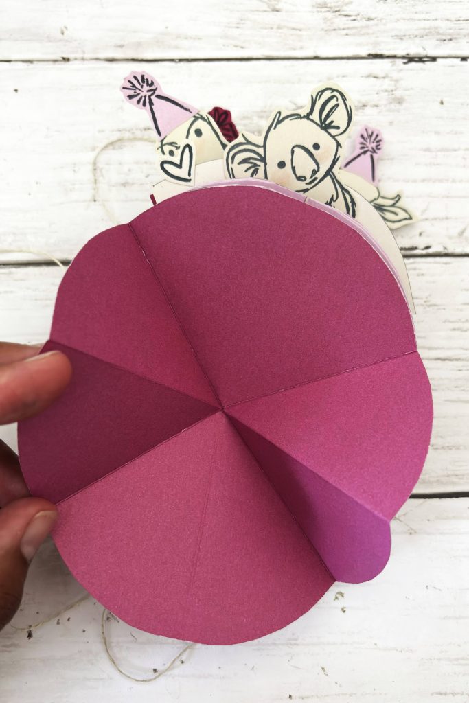 Mini-album cercle rose ouvert vue dessus