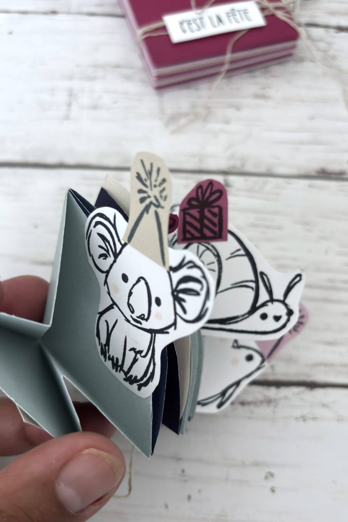 Main tenant album cercle gris koala cadeau