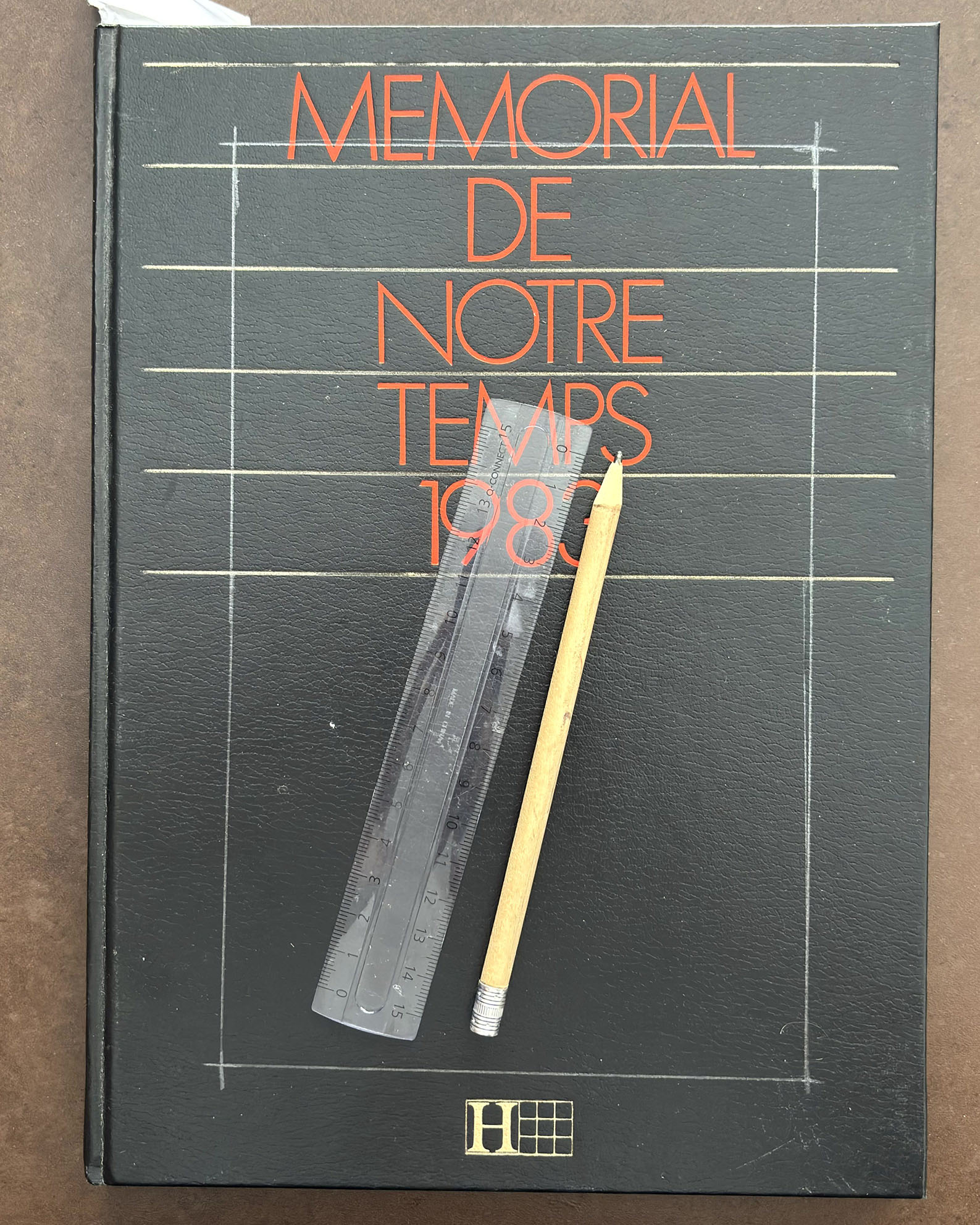 Livre Mémorial de notre temps 1983 avec règle et crayon pour marquer les repères de découpe