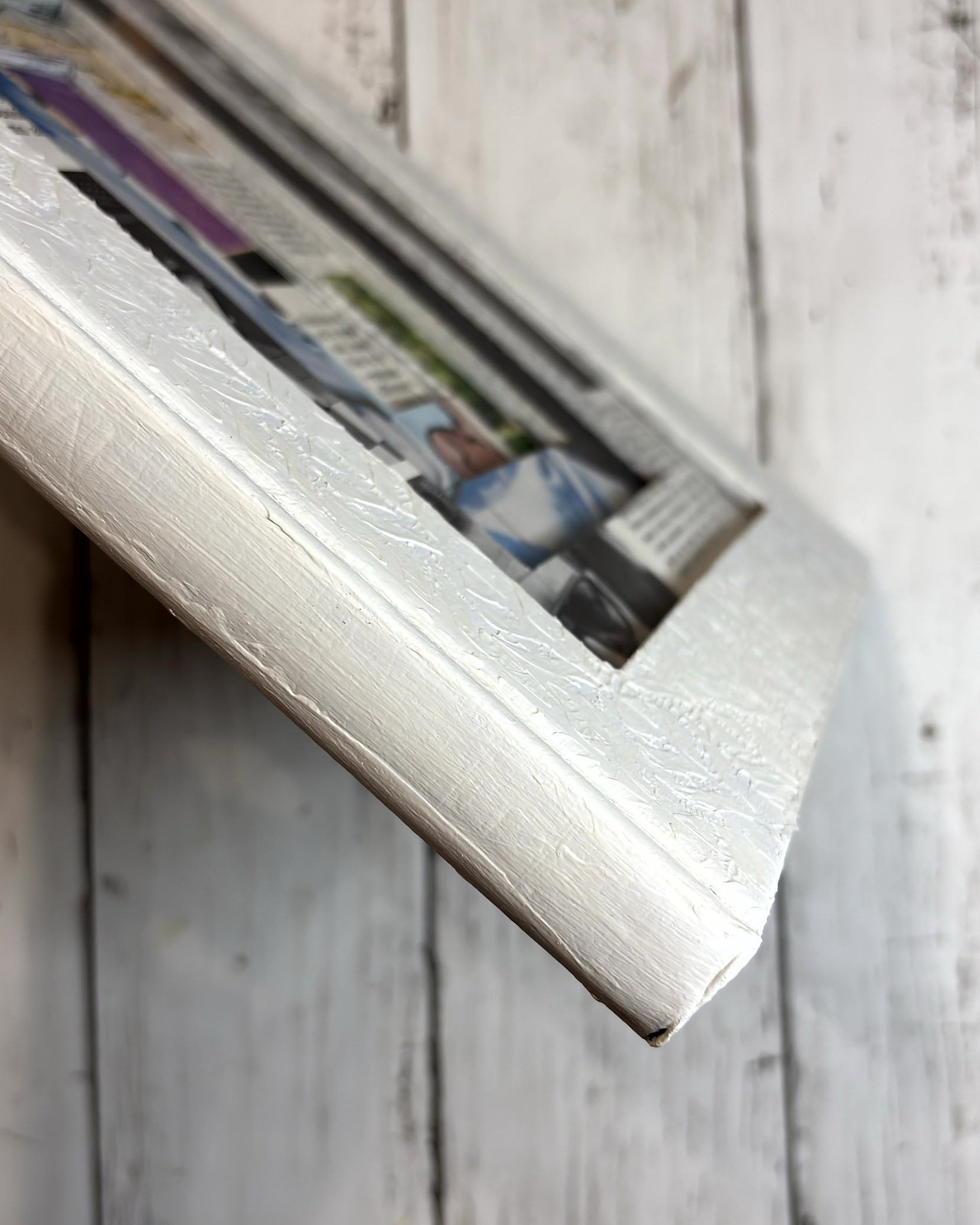 Gros plan sur le coin du cadre en livre peint et texturé