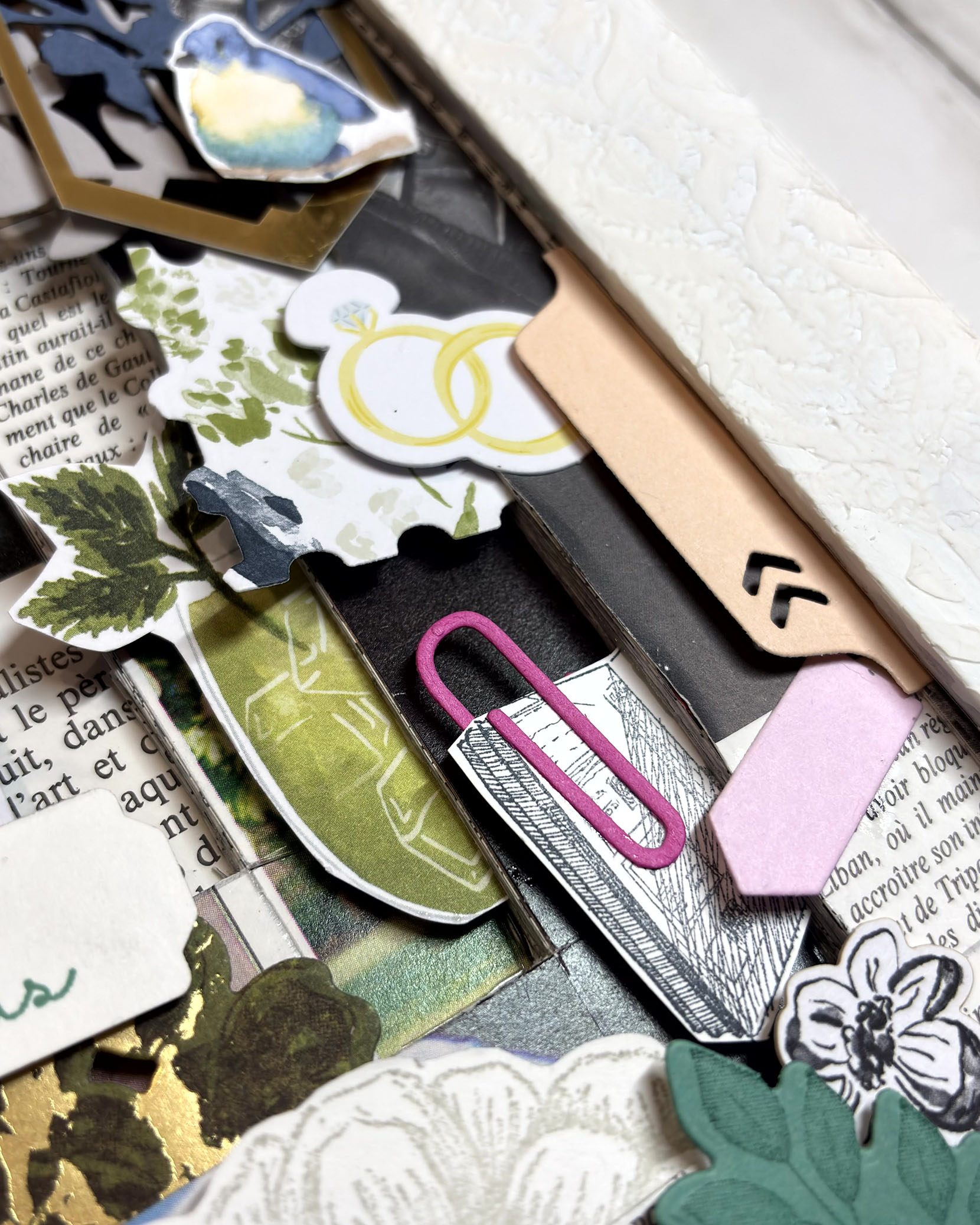 Gros plan sur les embellissements décoratifs du tunnel book, alliances et feuillages