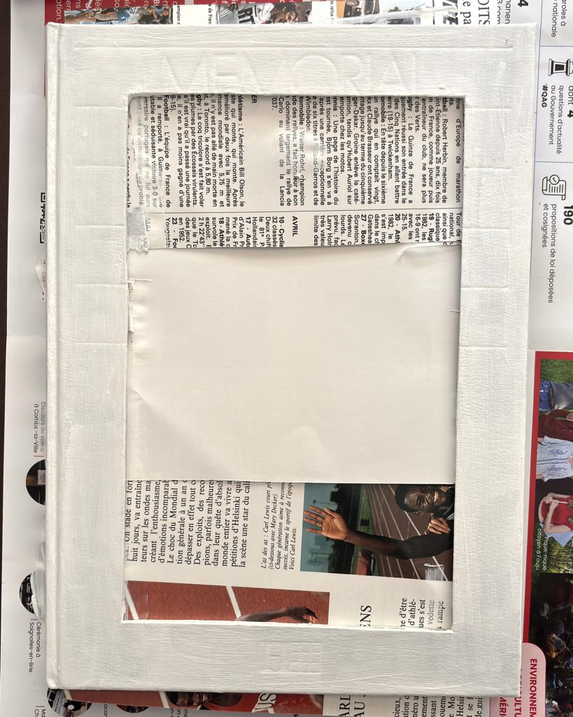 Couverture du livre peinte en blanc avec la fenêtre découpée avant décoration